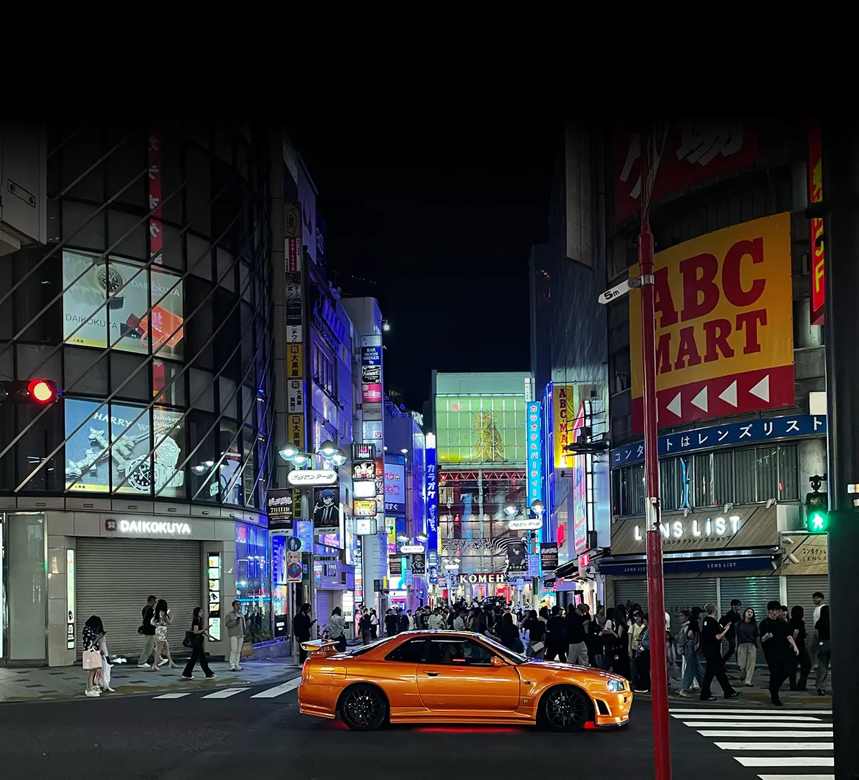 Header quartier de Shibuya voiture orange