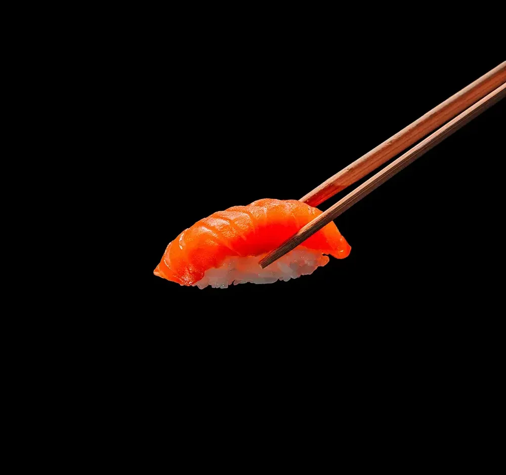 un sushi sur fond noir